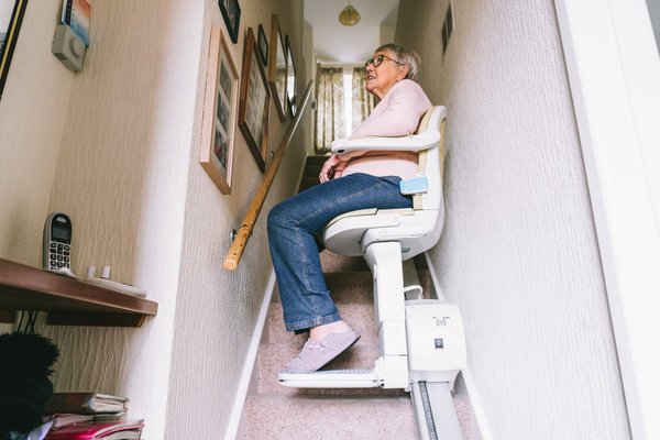 Comment les monte-escaliers debout améliorent la qualité de vie ?
