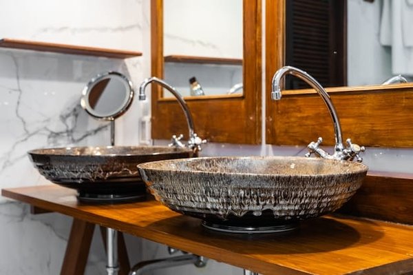 Comment entretenir un meuble de salle de bain en bois massif ?