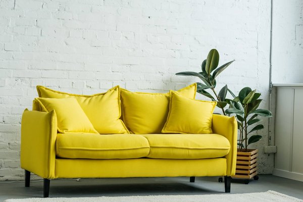 Les tendances du moment : le canapé jaune, une touche de soleil dans votre salon