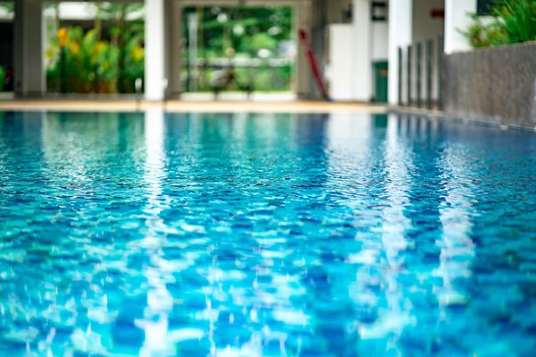 Abri de piscine bas amovible : sécurité et confort toute l'année